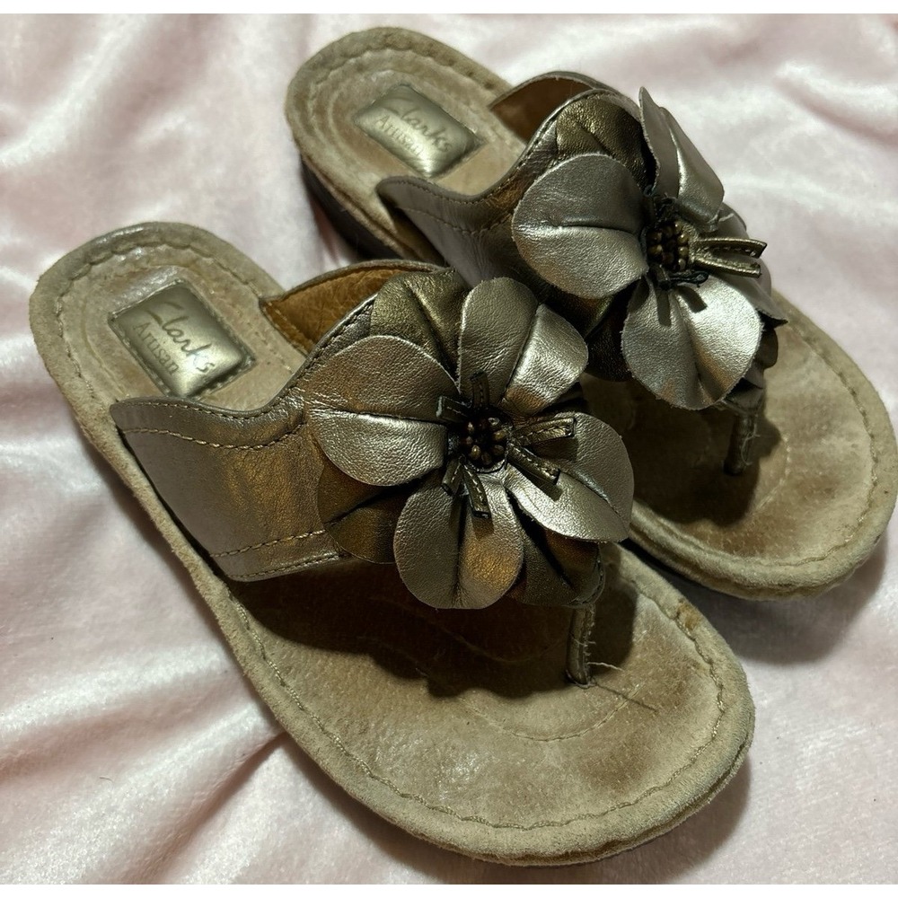 Clarks‎ Artisan Metallic Gold Large Flower Thong Sandals, Size 6